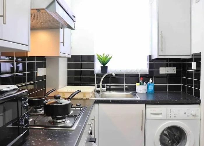 Contemporary & Stylish House . Free Parking