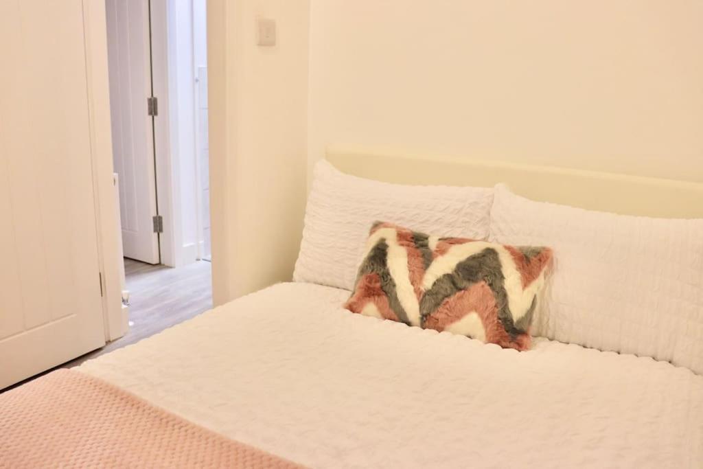 Contemporary & Stylish House . Free Parking Apartment