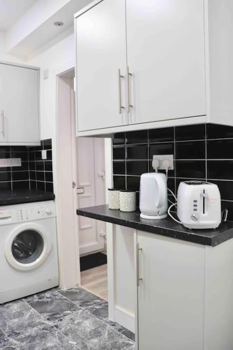 Contemporary & Stylish House . Free Parking Beeston Hill