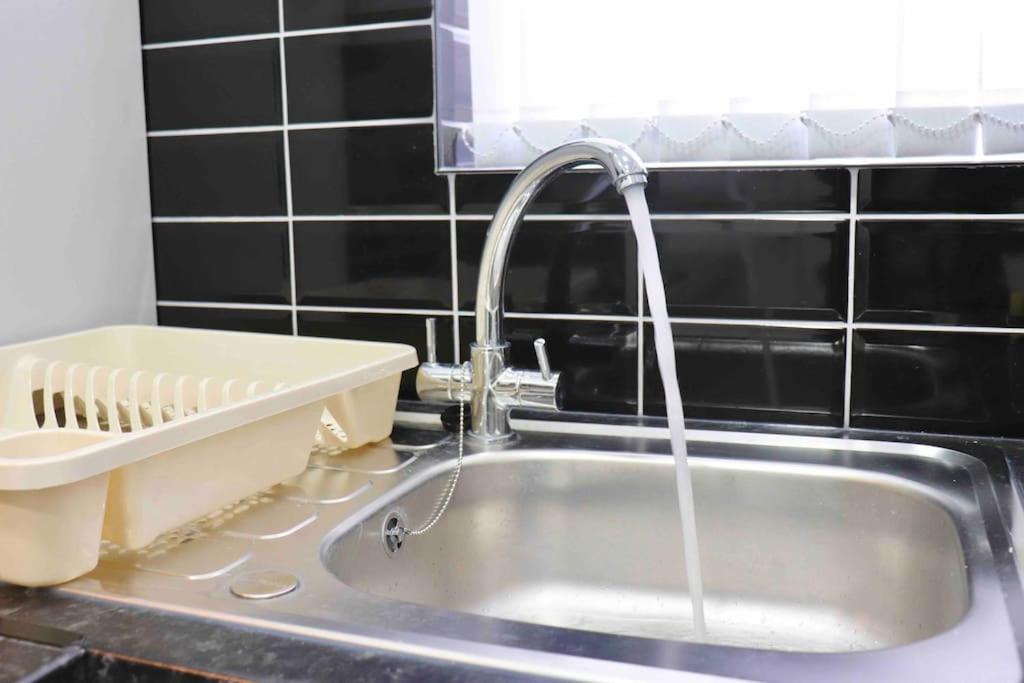 Contemporary & Stylish House . Free Parking Apartment *
