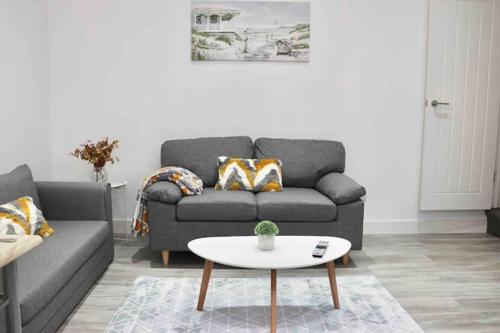 Apartment Contemporary & Stylish House . Free Parking