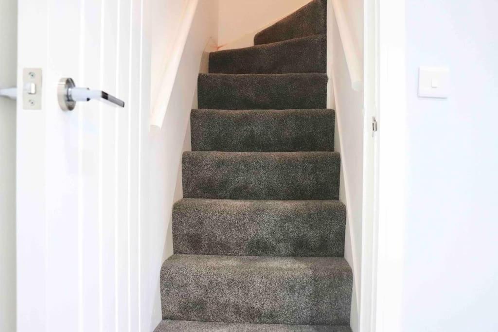 Contemporary & Stylish House . Free Parking Apartment Beeston Hill
