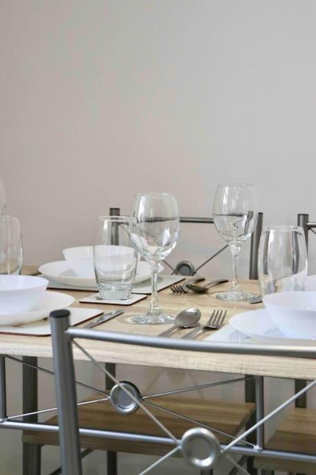 Contemporary & Stylish House . Free Parking