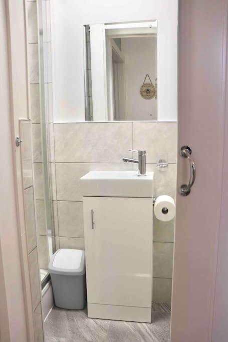 Apartment Contemporary & Stylish House . Free Parking Beeston Hill