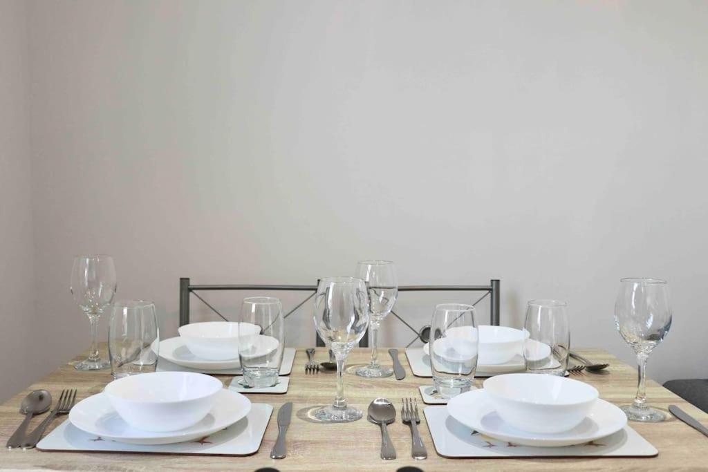 Contemporary & Stylish House . Free Parking Apartment