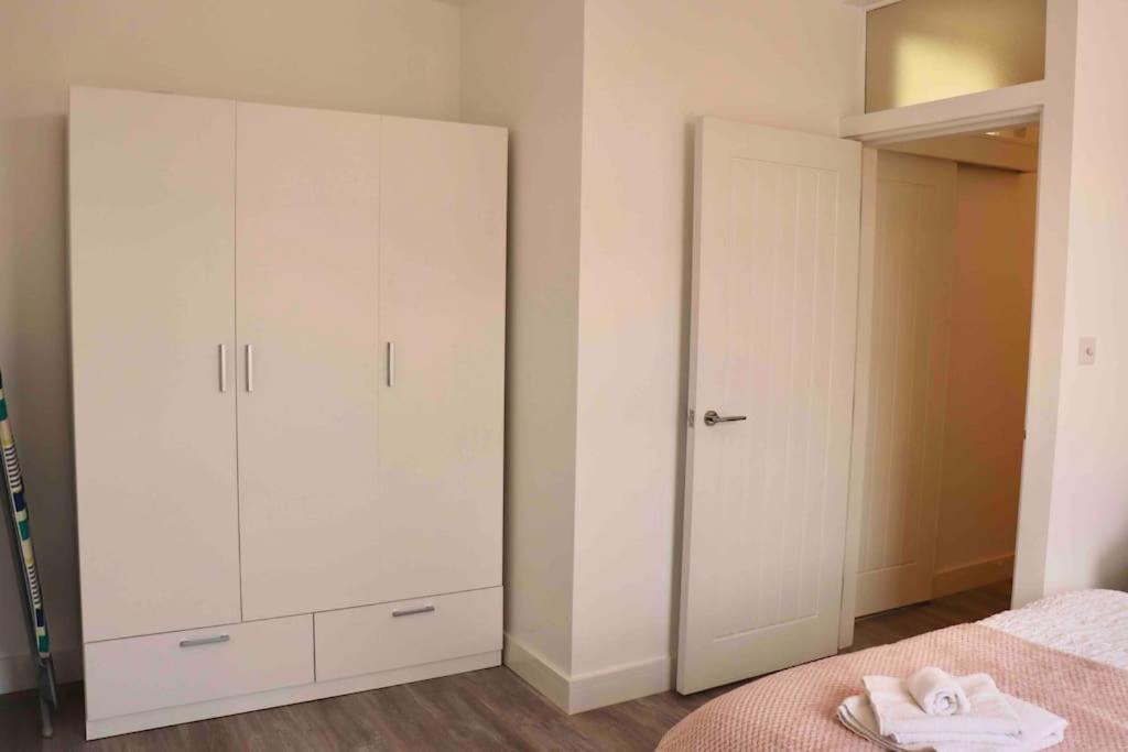 Contemporary & Stylish House . Free Parking Beeston Hill
