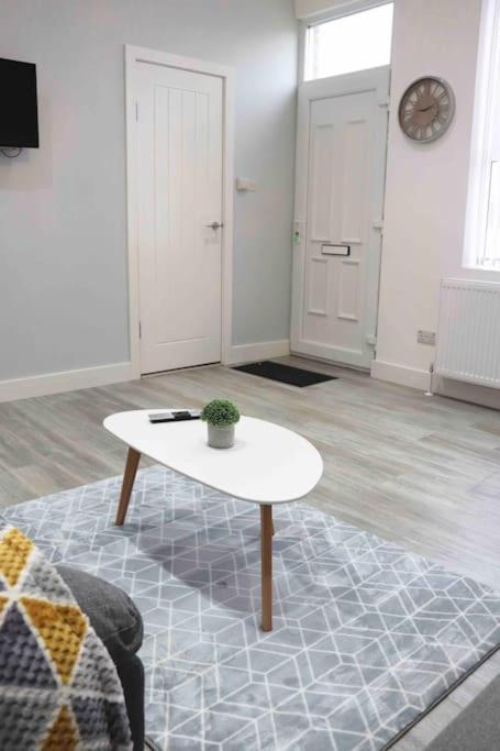 Contemporary & Stylish House . Free Parking *