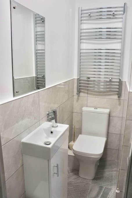 Contemporary & Stylish House . Free Parking Apartment Beeston Hill