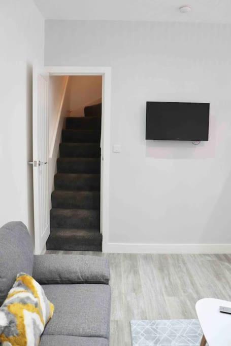 Contemporary & Stylish House . Free Parking Apartment