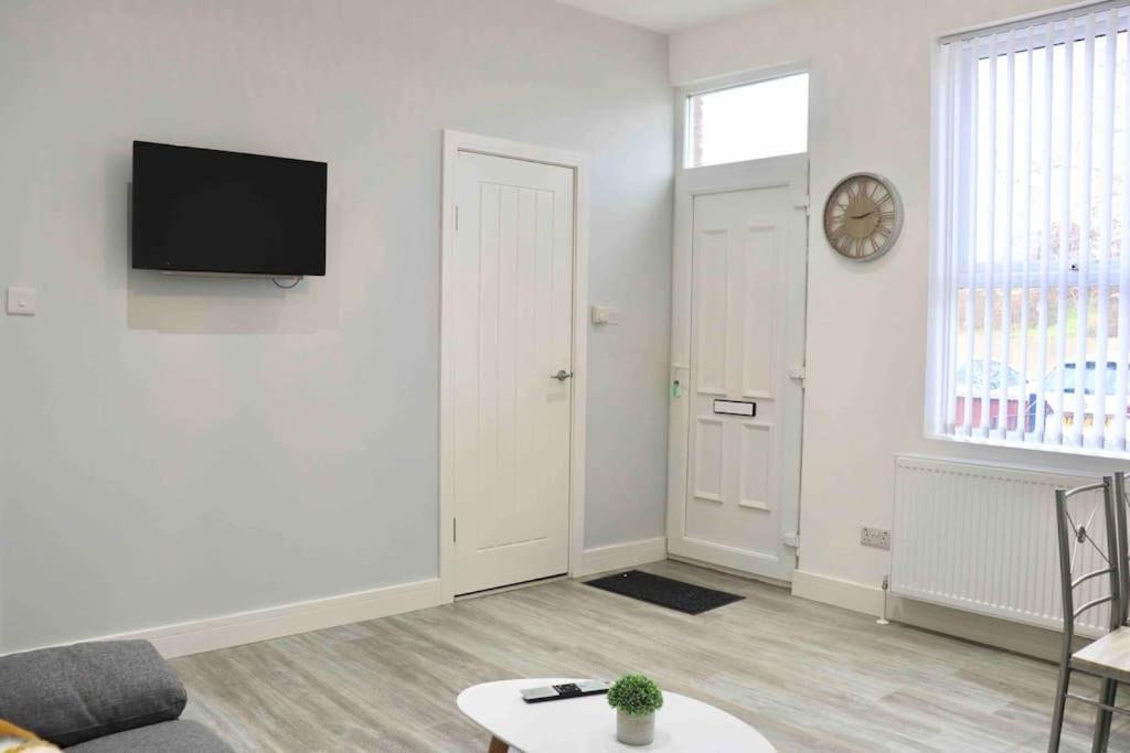 Contemporary & Stylish House . Free Parking * Beeston Hill