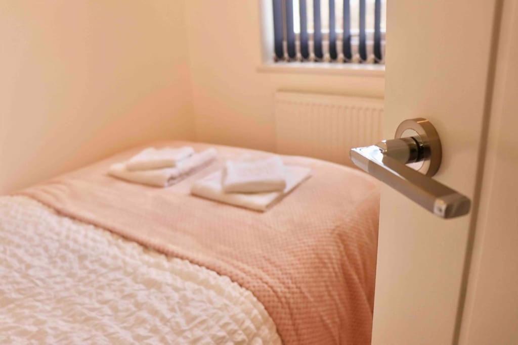Contemporary & Stylish House . Free Parking * Beeston Hill