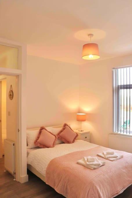 Contemporary & Stylish House . Free Parking Apartment Beeston Hill