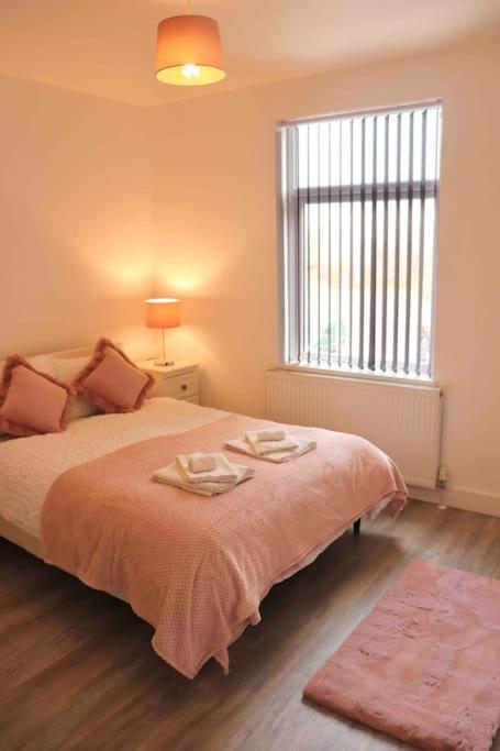 Contemporary & Stylish House . Free Parking Apartment Beeston Hill