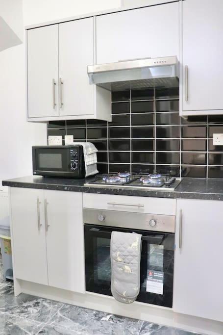 Contemporary & Stylish House . Free Parking