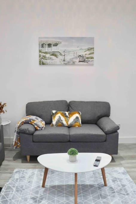 Contemporary & Stylish House . Free Parking Apartment *