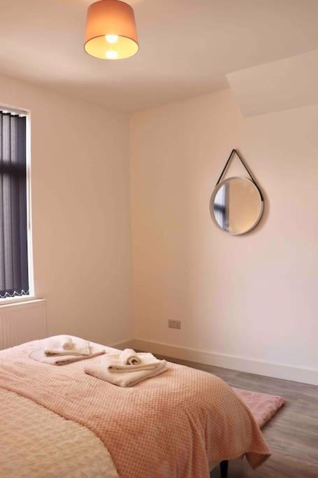 Contemporary & Stylish House . Free Parking * Beeston Hill