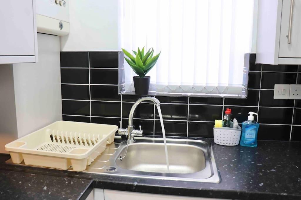 Contemporary & Stylish House . Free Parking Apartment Beeston Hill