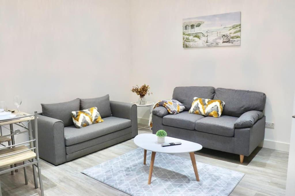 Contemporary & Stylish House . Free Parking *
