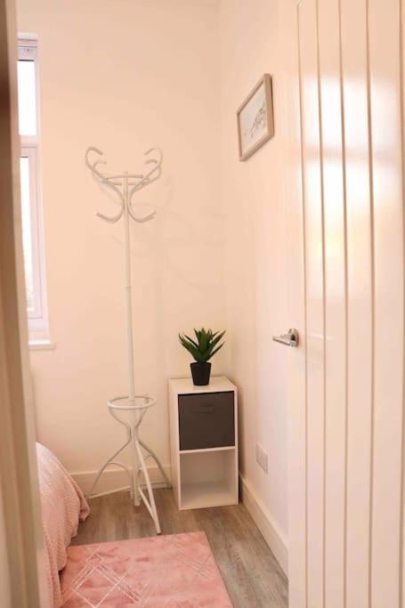 Contemporary & Stylish House . Free Parking * Beeston Hill