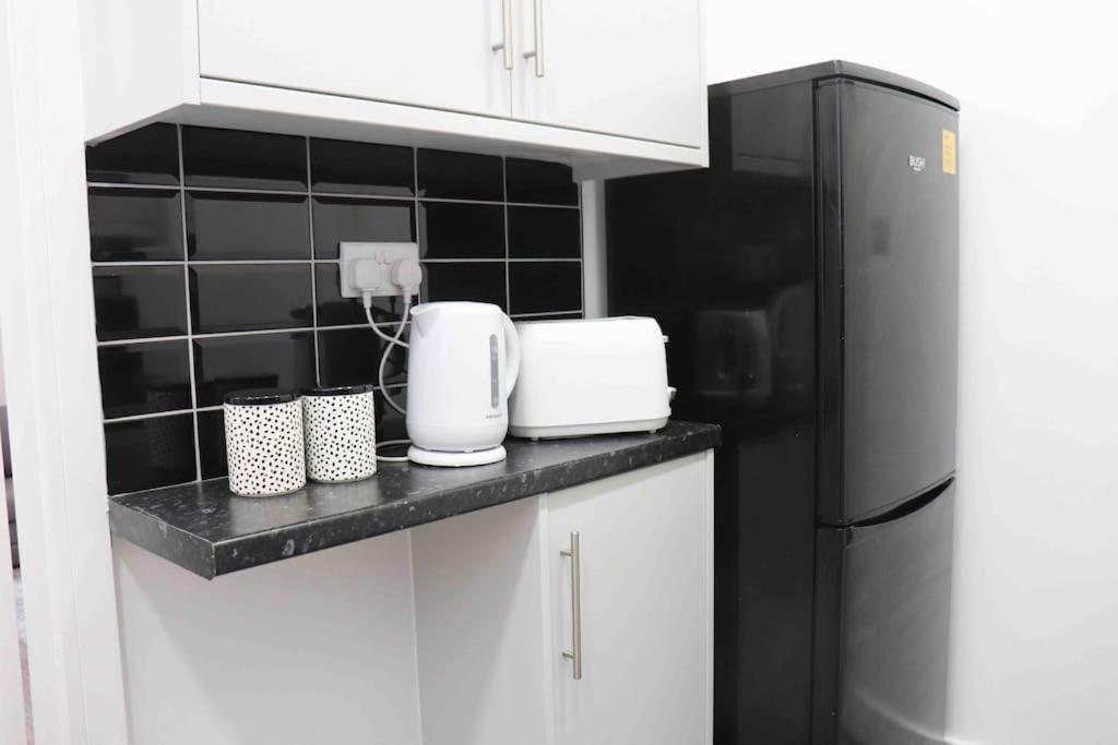Contemporary & Stylish House . Free Parking Beeston Hill