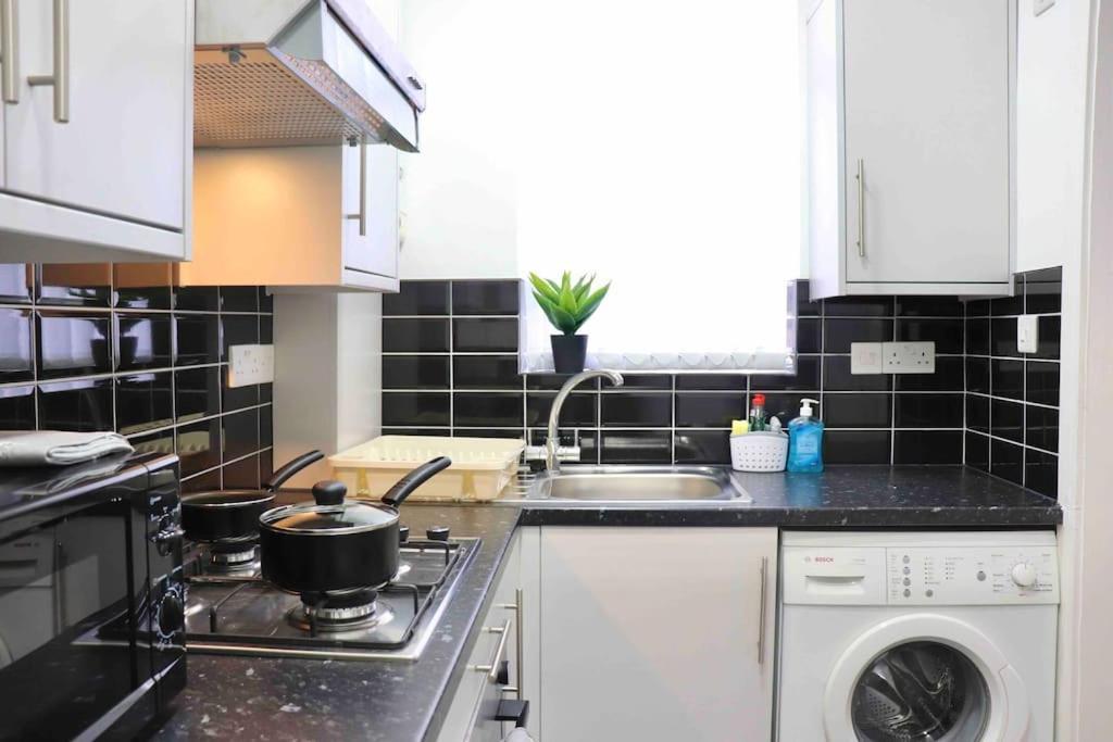 Contemporary & Stylish House . Free Parking * Beeston Hill