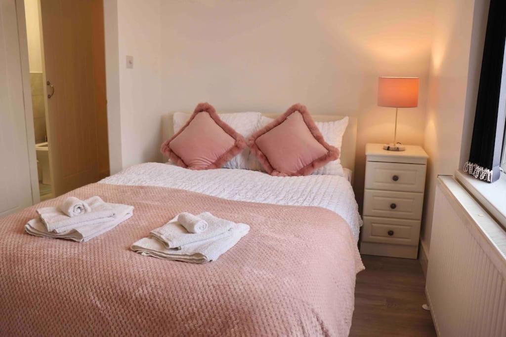 Contemporary & Stylish House . Free Parking Apartment