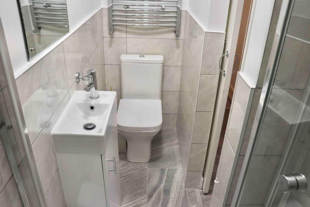 Contemporary & Stylish House . Free Parking Apartment *