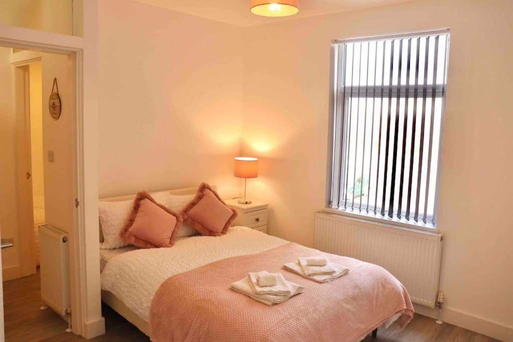 Contemporary & Stylish House . Free Parking * Beeston Hill