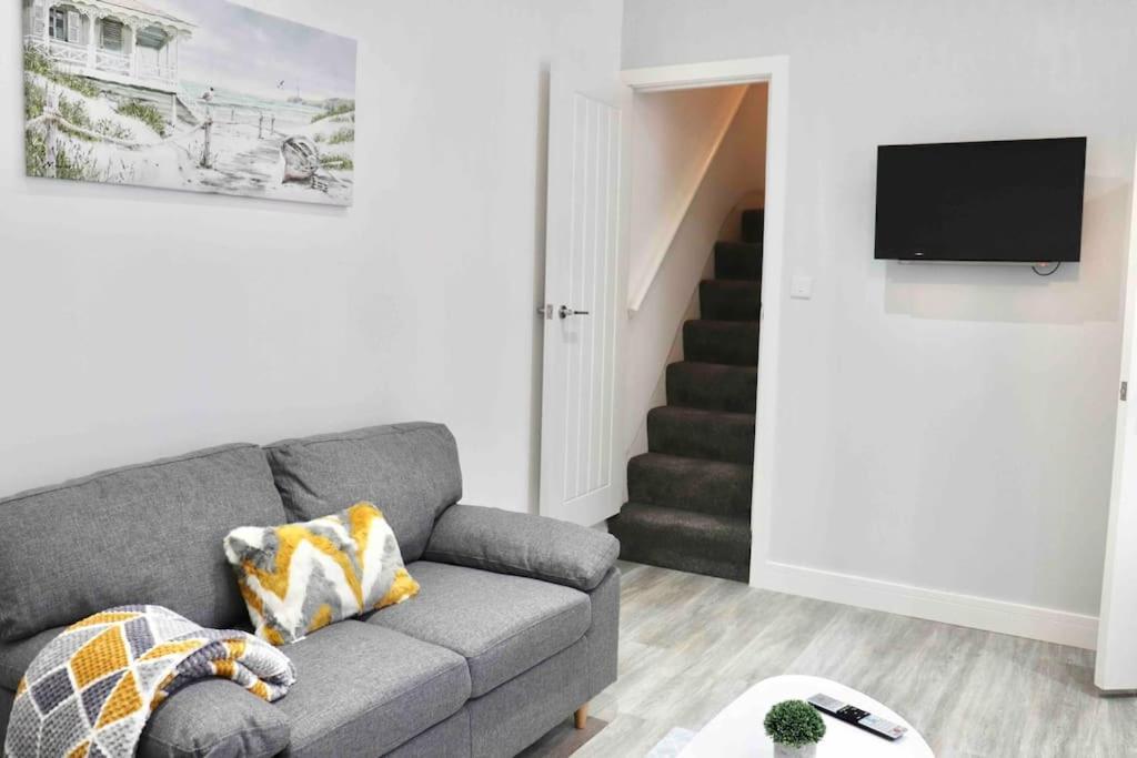 Contemporary & Stylish House . Free Parking Beeston Hill