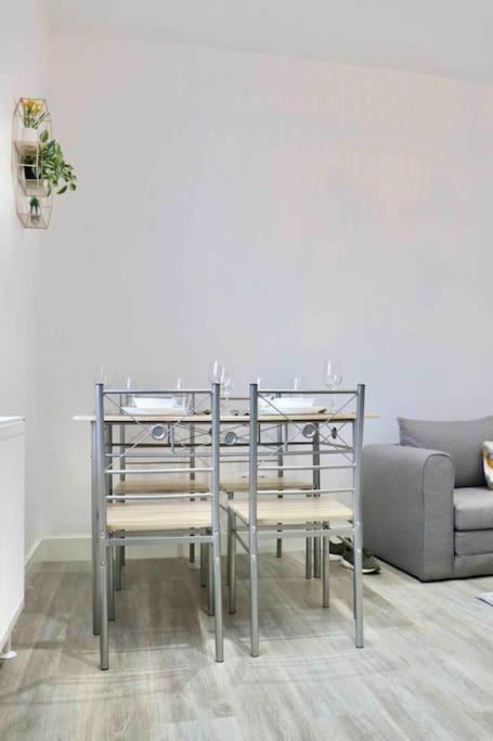 Contemporary & Stylish House . Free Parking Beeston Hill
