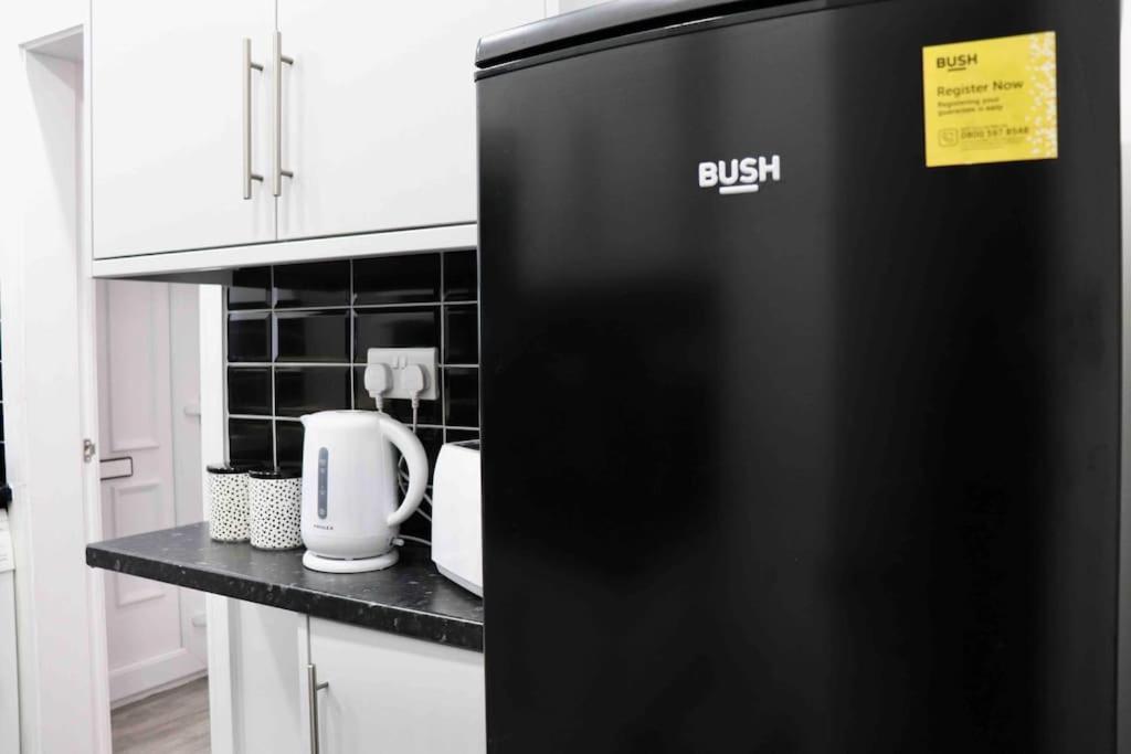 Contemporary & Stylish House . Free Parking Apartment