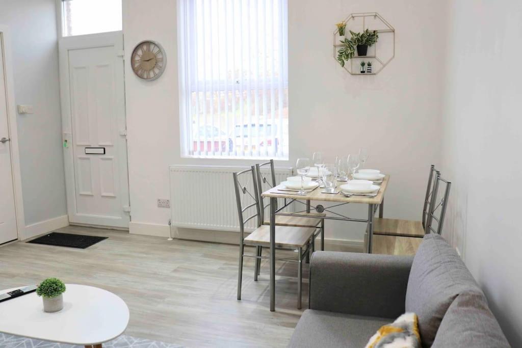 Apartment Contemporary & Stylish House . Free Parking Beeston Hill